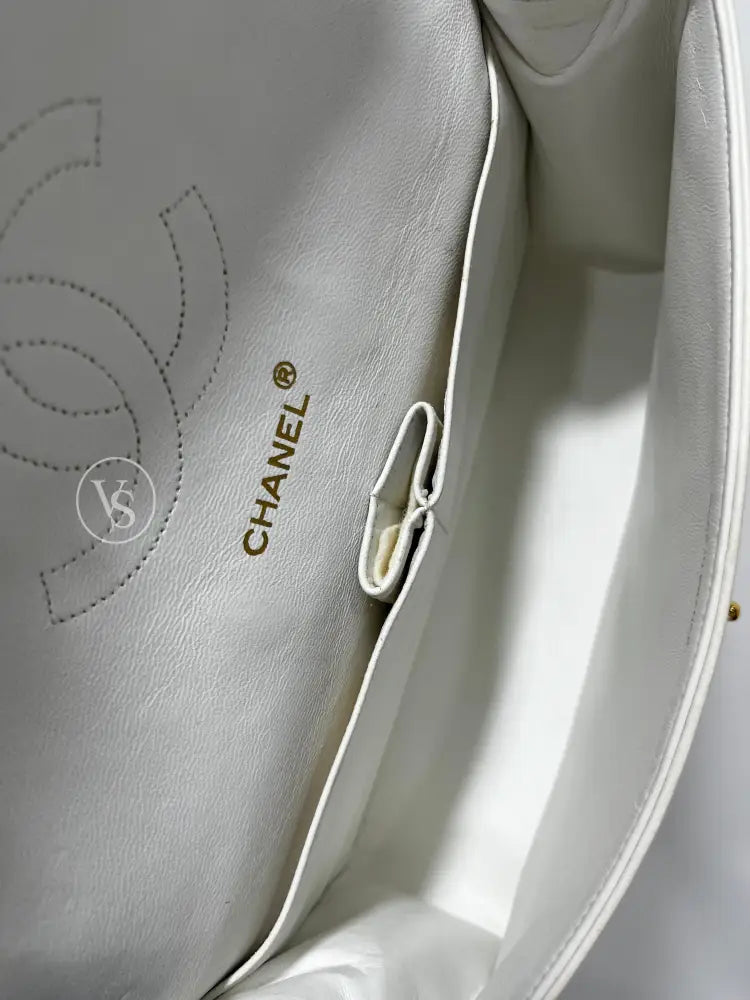 CHANEL 1989-91 White Lambskin Quilted Classic Flap Single Flap Shoulder Bag Medium in 24k GHW